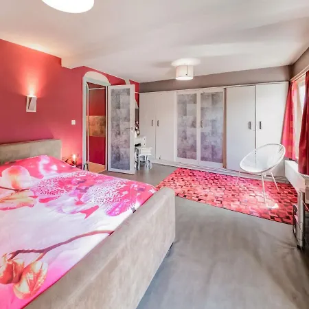 La Villa De Lienne In Ciney With Heated Pool And Garden 시네